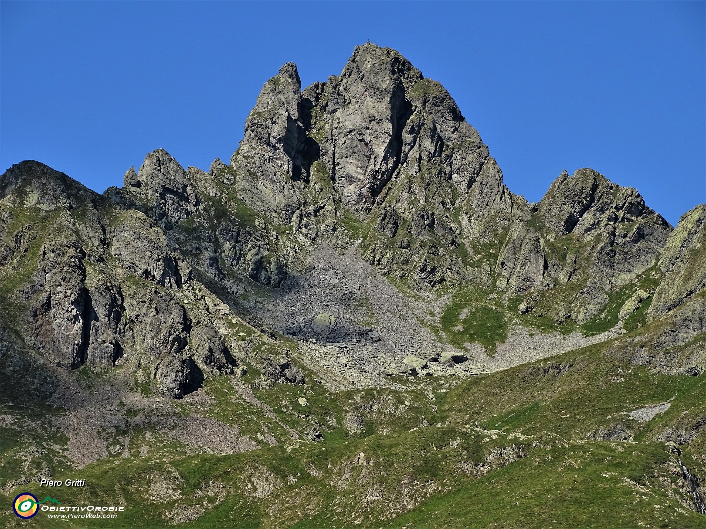 38 Zoom in Valletto (2371 m).JPG